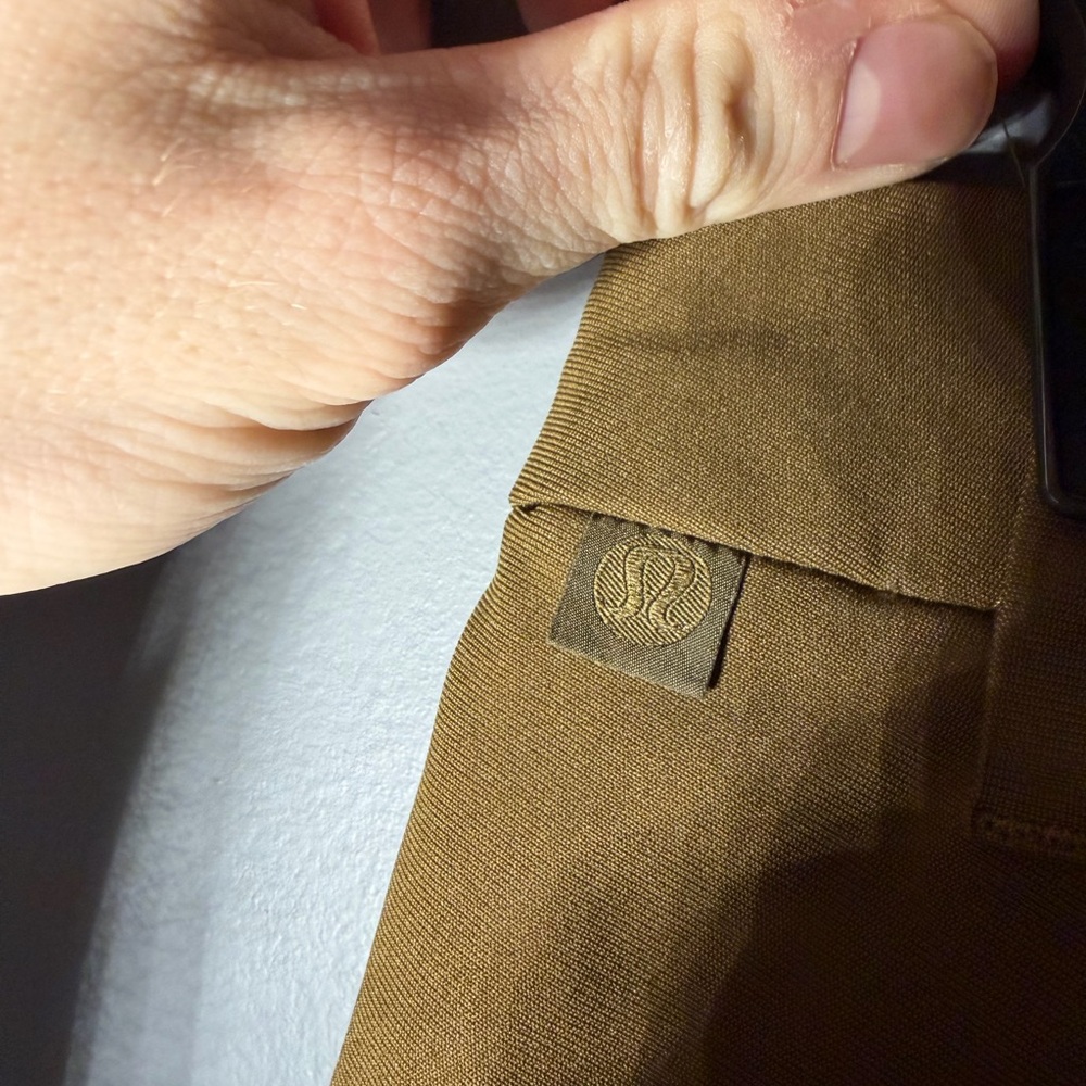 Lululemon ABC Classic-Fit 5 Pocket Pant Warpstreme in Dark Khaki Size 30x28 - Picture 4 of 5